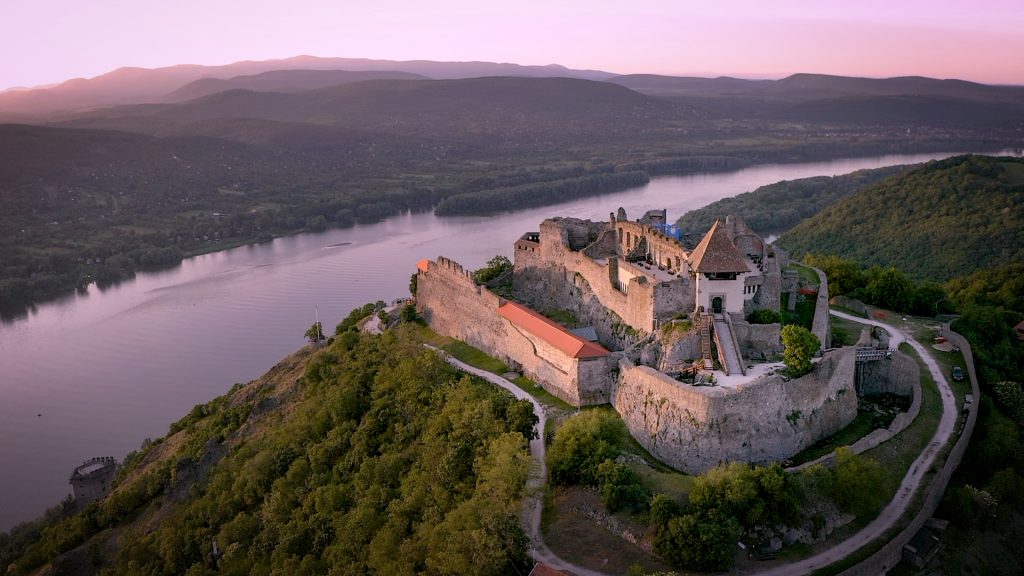 Fantasztikus színekben a Visegrádi vár