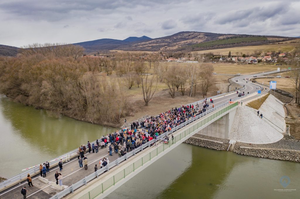 Ipolydamásd és Helemba lakói vidám ünneplésben gyűltek össze az Ipoly folyón átívelő, újonnan épült Károly Róbert-hídon